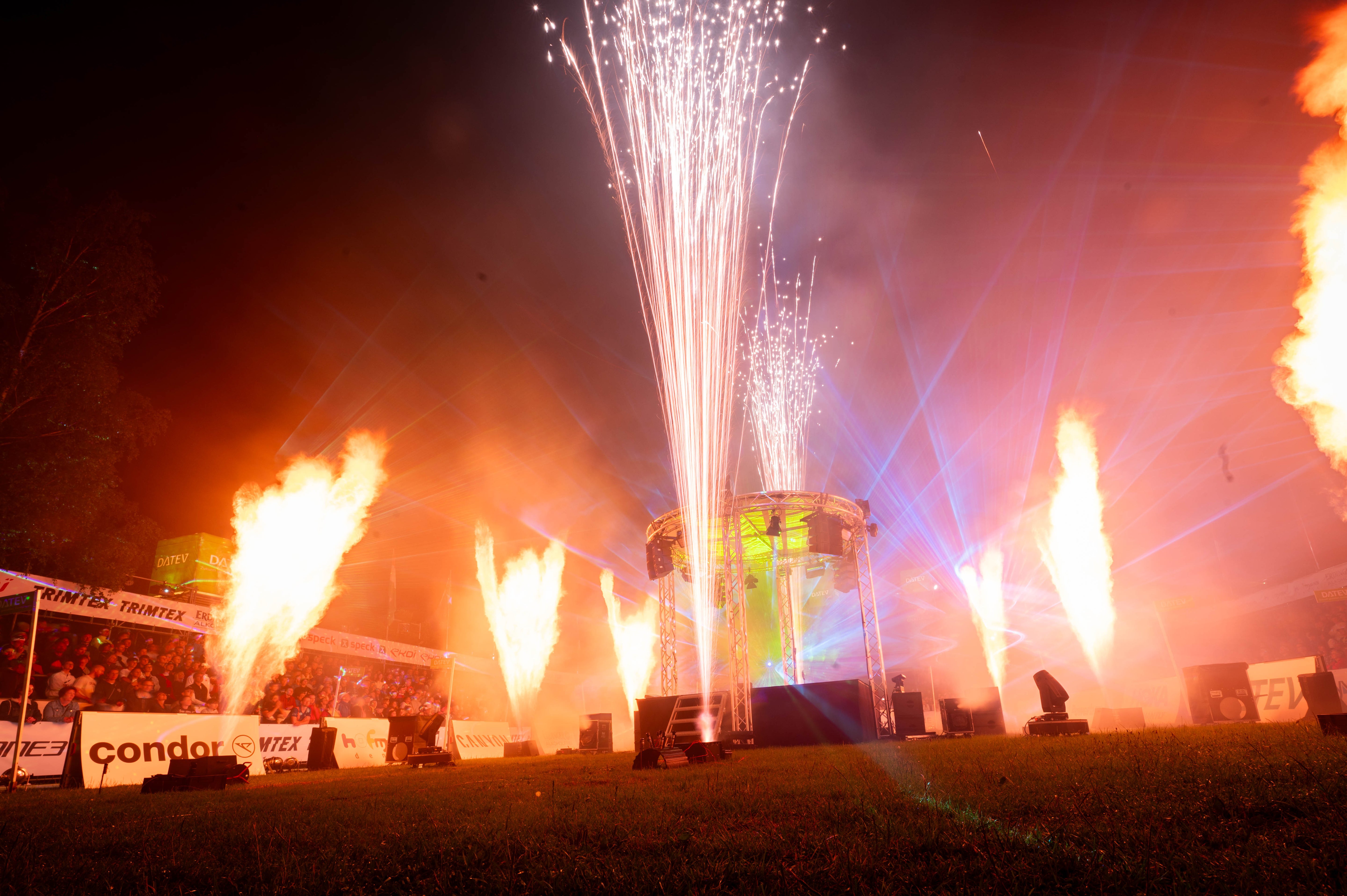 Lichtershow am Abend beim Zielleinlauf des DATEV Challenge Roth 