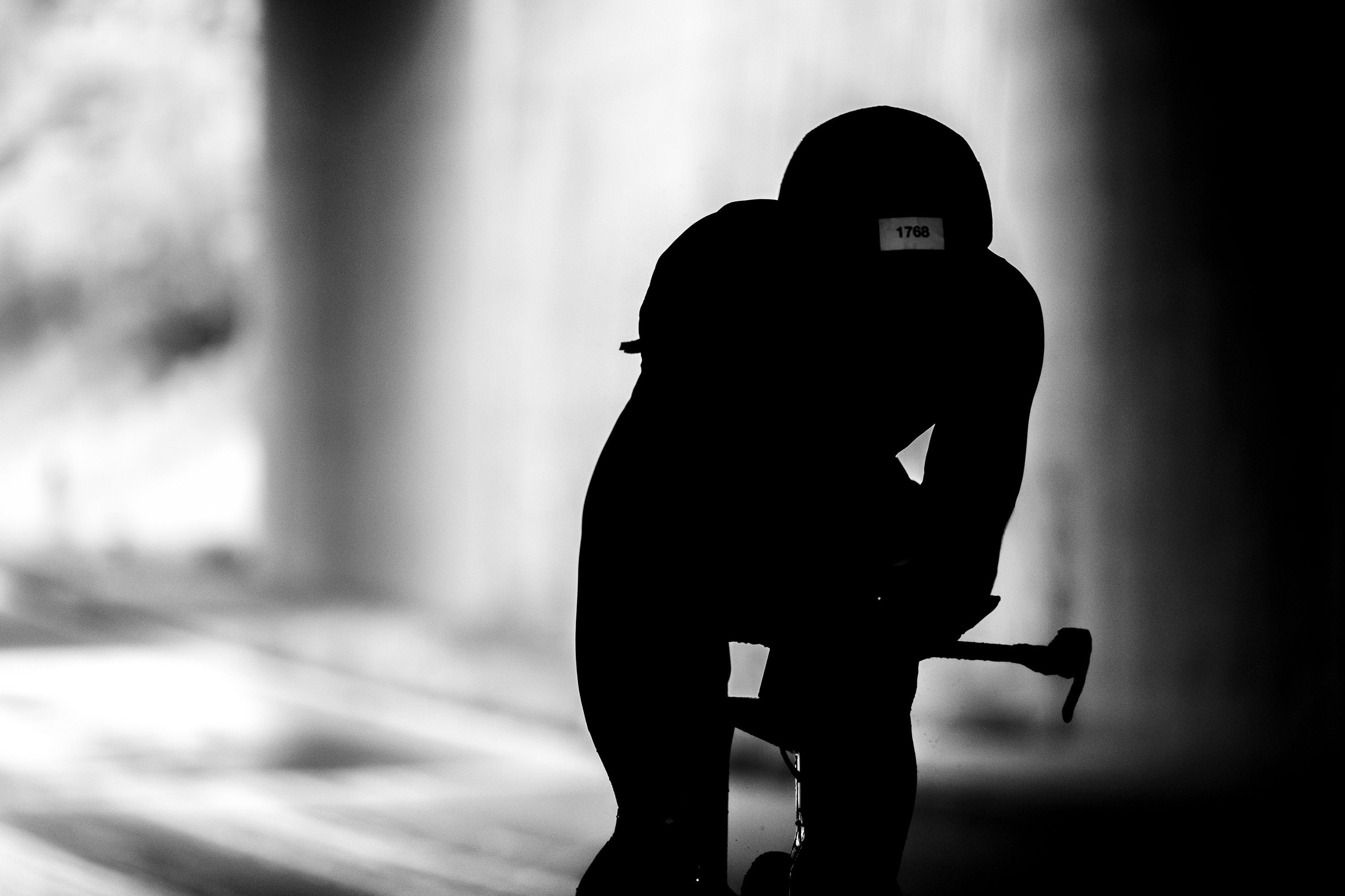 Schwarze Silouette einer Rennradfahrerin