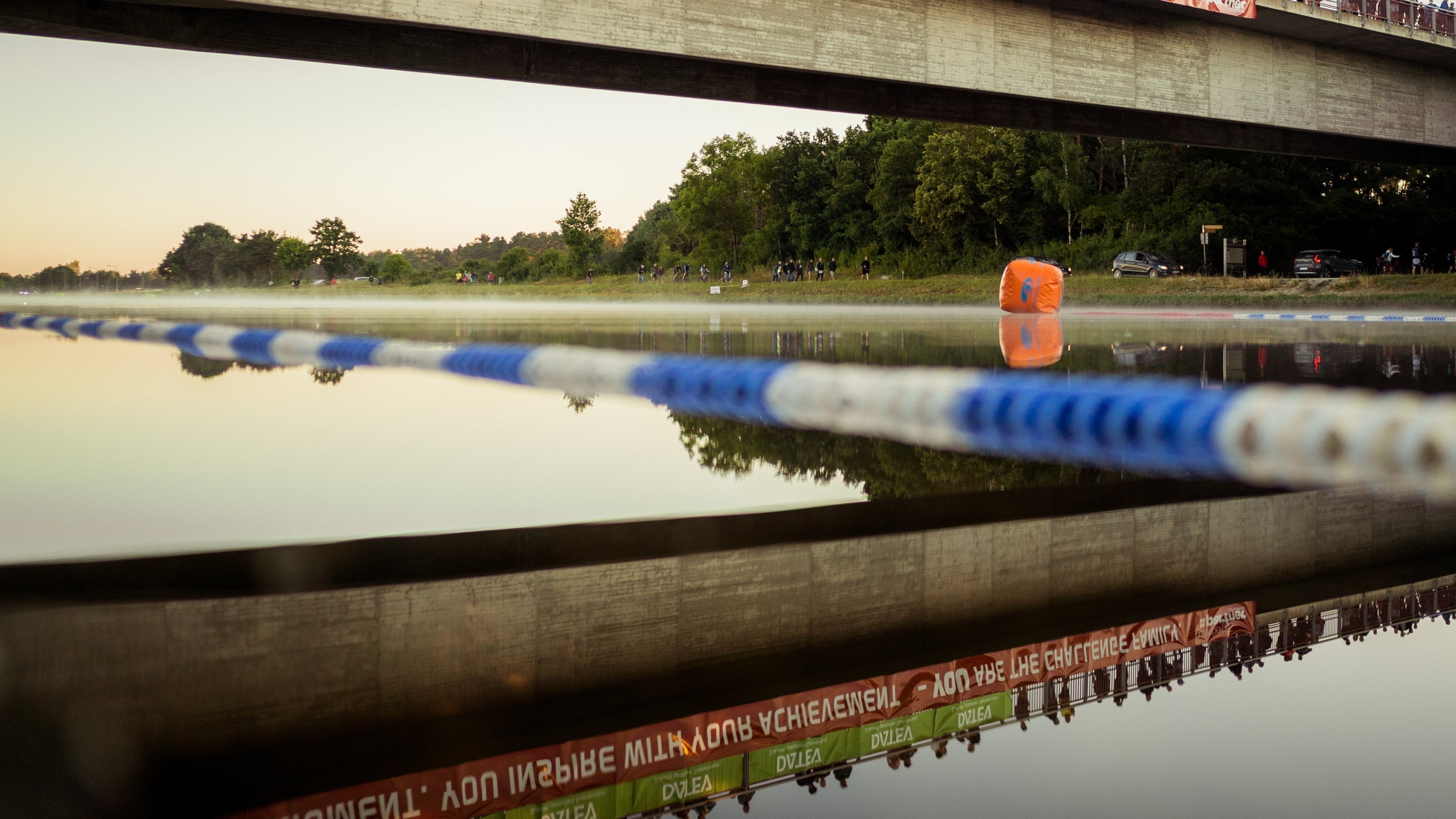 Das ruhige Wasser von dem Kanal vor dem Schwimmstart des DATEV Challenge Roth 