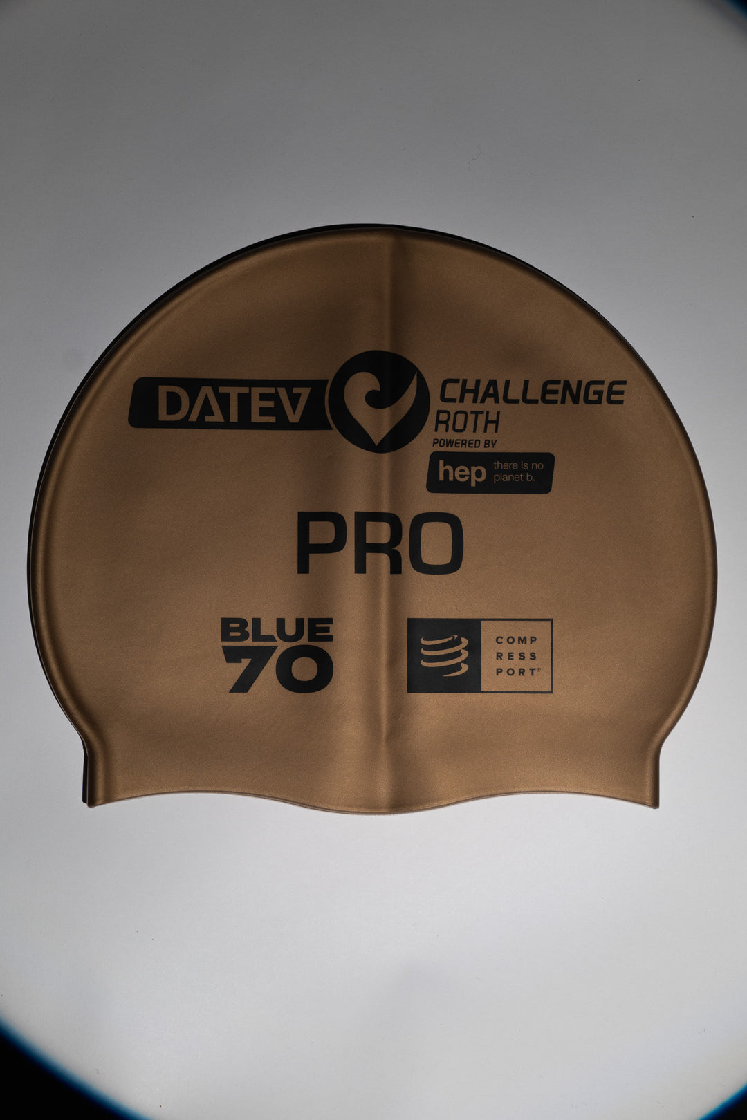 Exklusive Badekappe der Marke BlueSeventy in Zusammenarbeit mit dem DATEV Challenge Roth