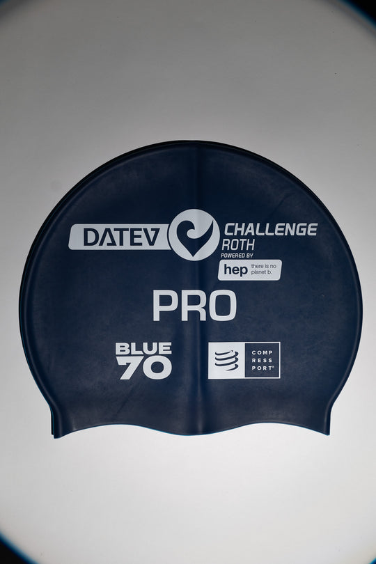 Exklusive Badekappe der Marke BlueSeventy in Zusammenarbeit mit dem DATEV Challenge Roth