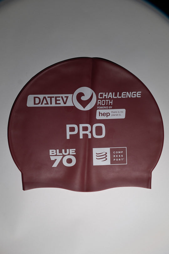 Exklusive Badekappe der Marke BlueSeventy in Zusammenarbeit mit dem DATEV Challenge Roth