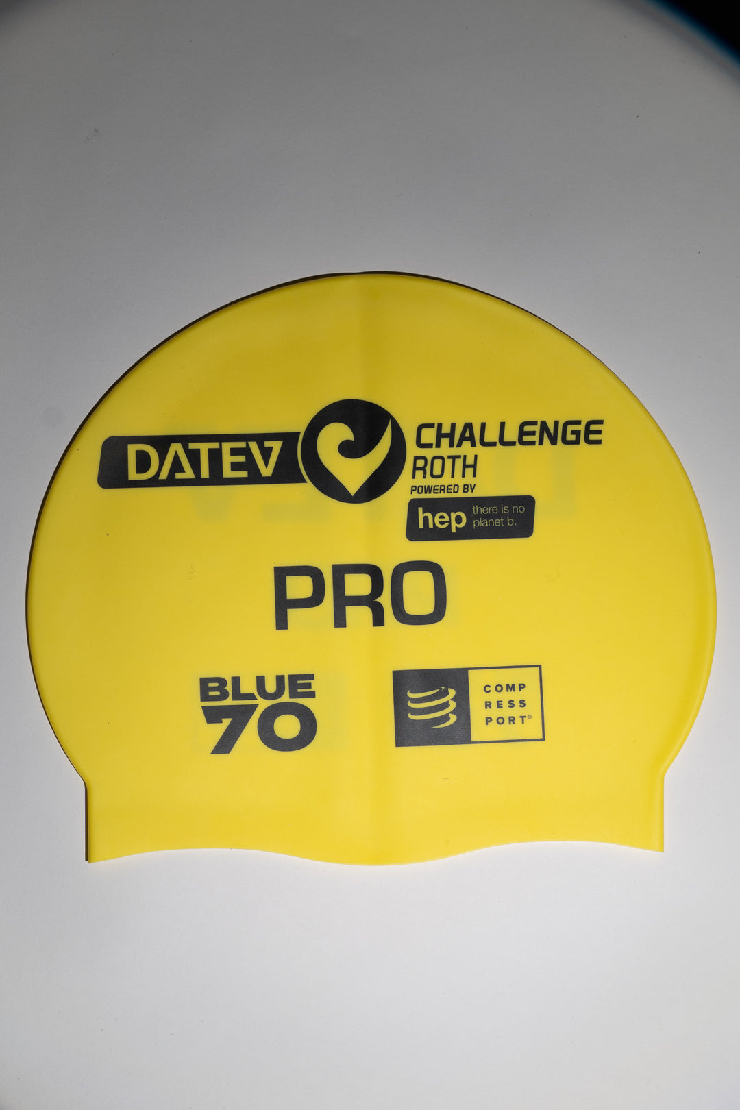 Exklusive Badekappe der Marke BlueSeventy in Zusammenarbeit mit dem DATEV Challenge Roth