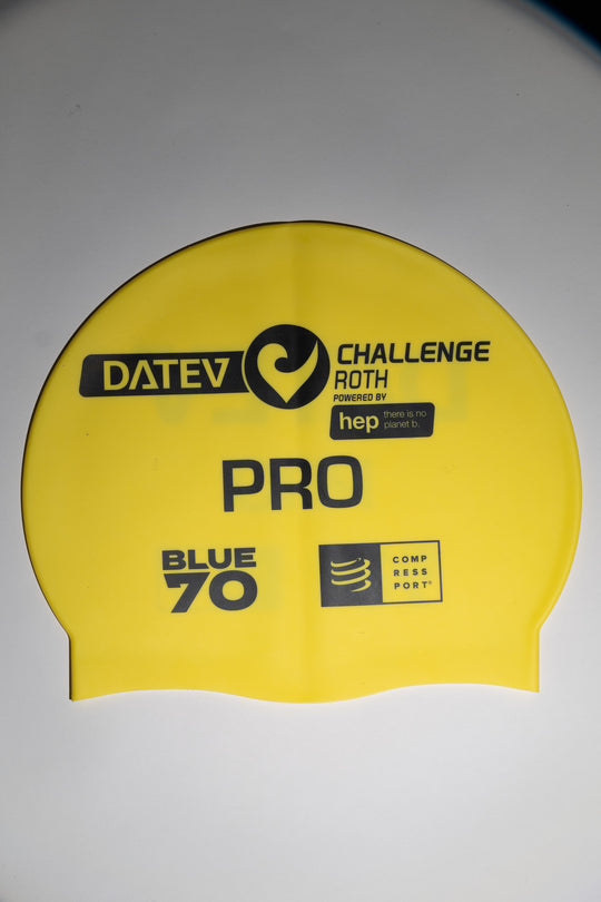 Exklusive Badekappe der Marke BlueSeventy in Zusammenarbeit mit dem DATEV Challenge Roth