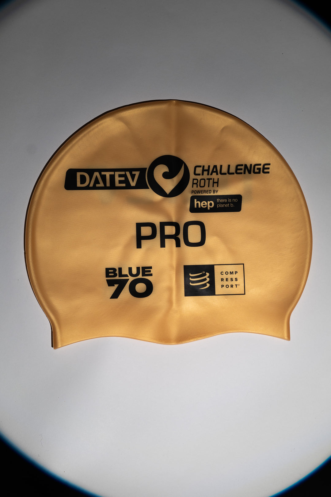 Exklusive Badekappe der Marke BlueSeventy in Zusammenarbeit mit dem DATEV Challenge Roth