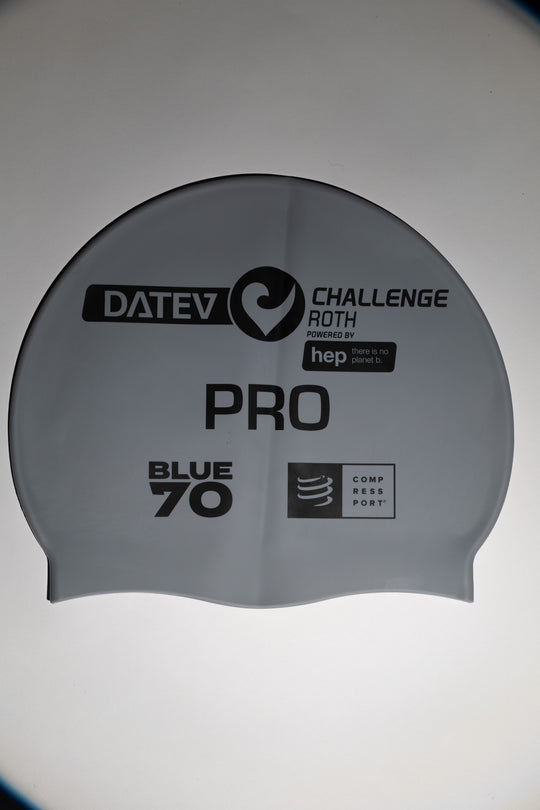 Exklusive Badekappe der Marke BlueSeventy in Zusammenarbeit mit dem DATEV Challenge Roth