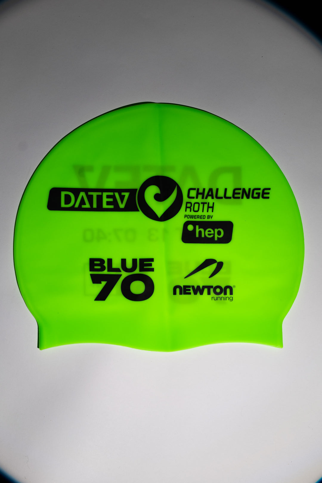 Exklusive Badekappe der Marke BlueSeventy in Zusammenarbeit mit dem DATEV Challenge Roth