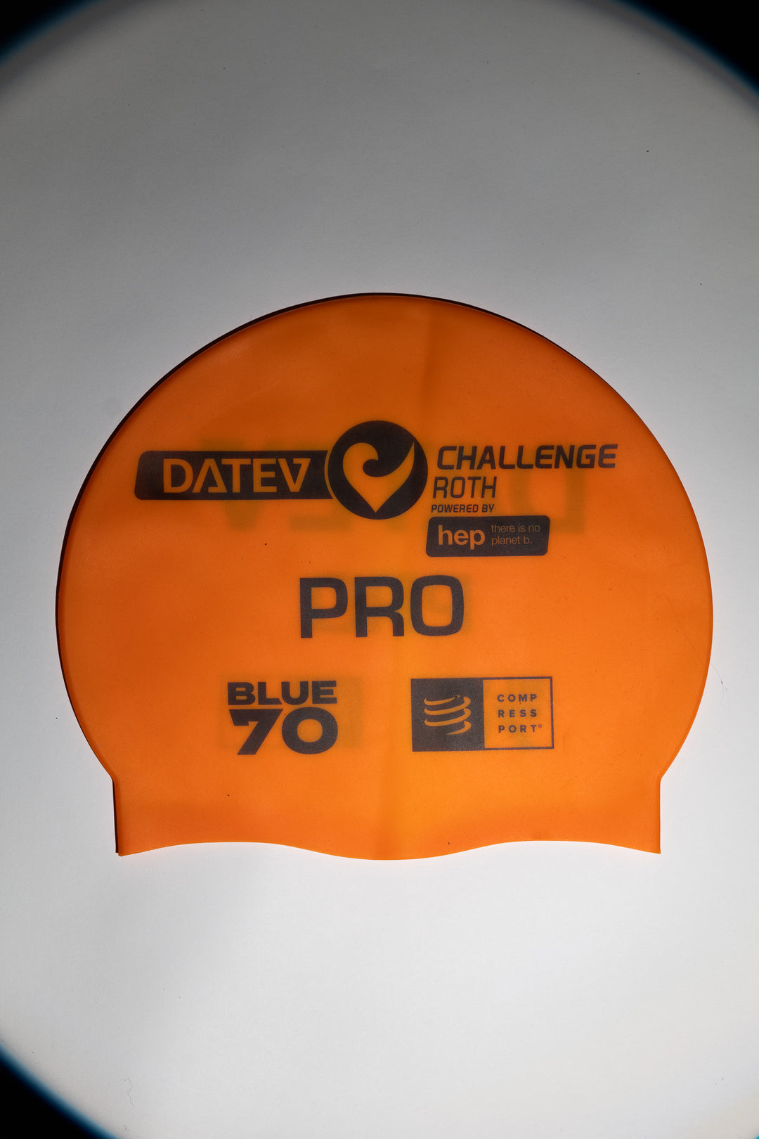 Exklusive Badekappe der Marke BlueSeventy in Zusammenarbeit mit dem DATEV Challenge Roth