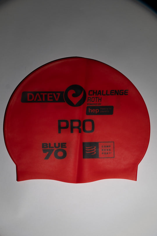 Exklusive Badekappe der Marke BlueSeventy in Zusammenarbeit mit dem DATEV Challenge Roth