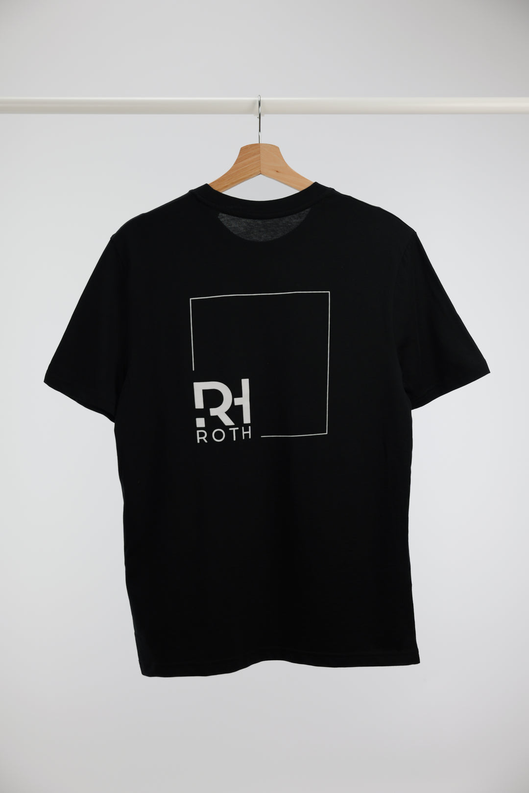 Schwarzes T-Shirt mit weißem RH-Tri Logo aufgeduruckt Rückseite