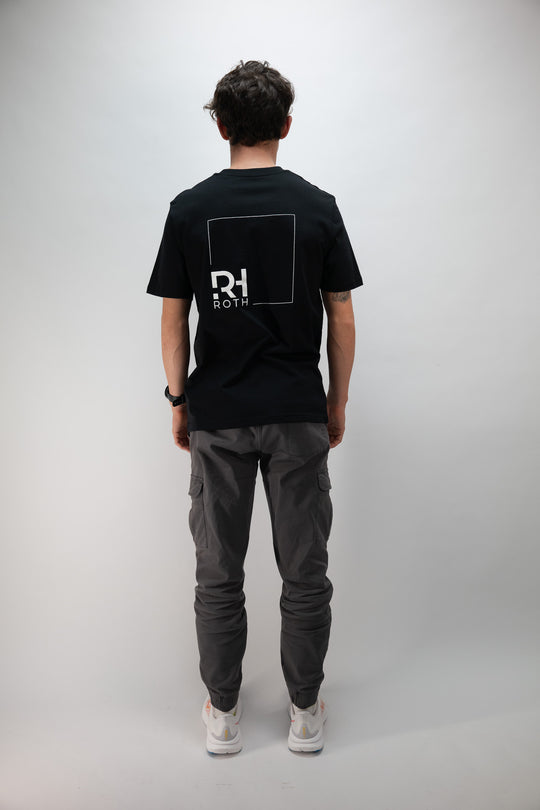 Schwarzes T-Shirt mit weißem RH-Tri Logo aufgeduruckt Rückseite