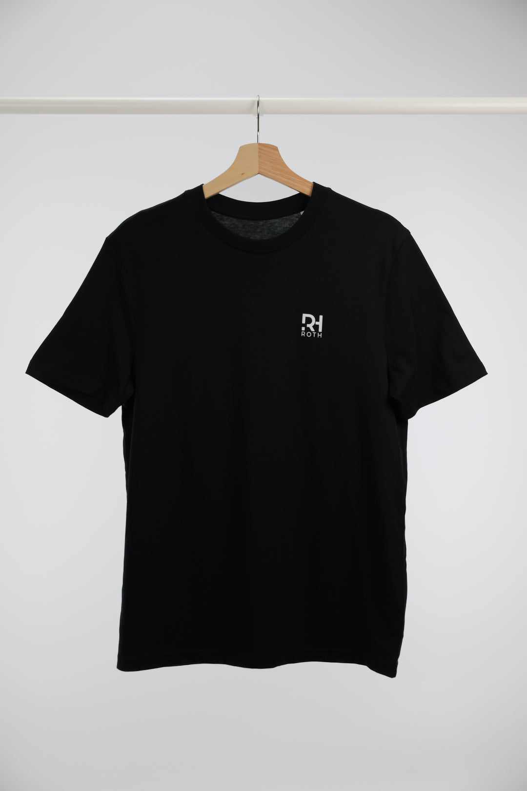 Schwarzes T-Shirt mit weißem RH-Tri Logo aufgeduruckt  Vorderseite