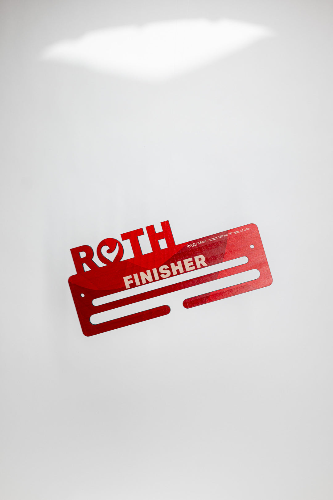 Challenge Roth Medaillienhänger aus Holz mit Finisher Aufdruck in rot