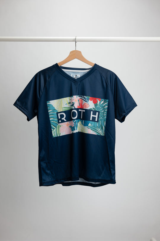 EXklusives T-Shirt im Damenschnitt mit ROTH Logo und Blumenmuster