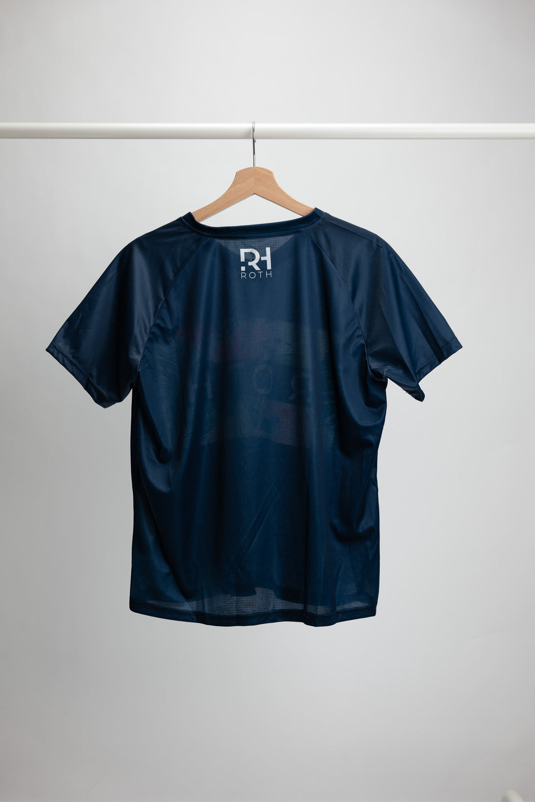 EXklusives T-Shirt im Damenschnitt mit ROTH Logo und Blumenmuster