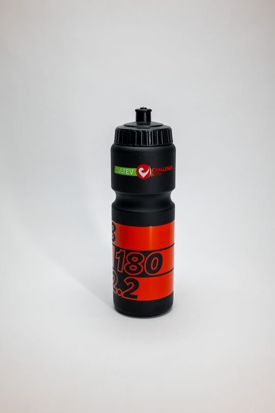 Schwarze Powerbar Radflasche mit DATEV Challenge Roth Logo und knall orange/rotem Aufdruck