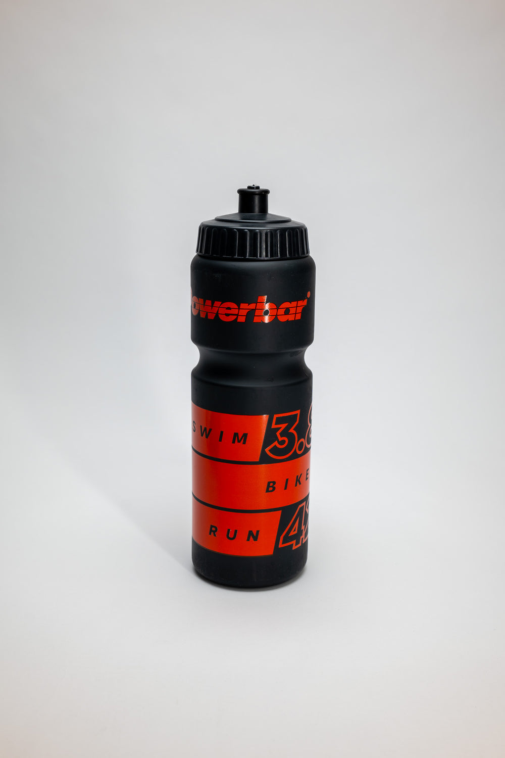 Schwarze Powerbar Radflasche mit DATEV Challenge Roth Logo und knall orange/rotem Aufdruck