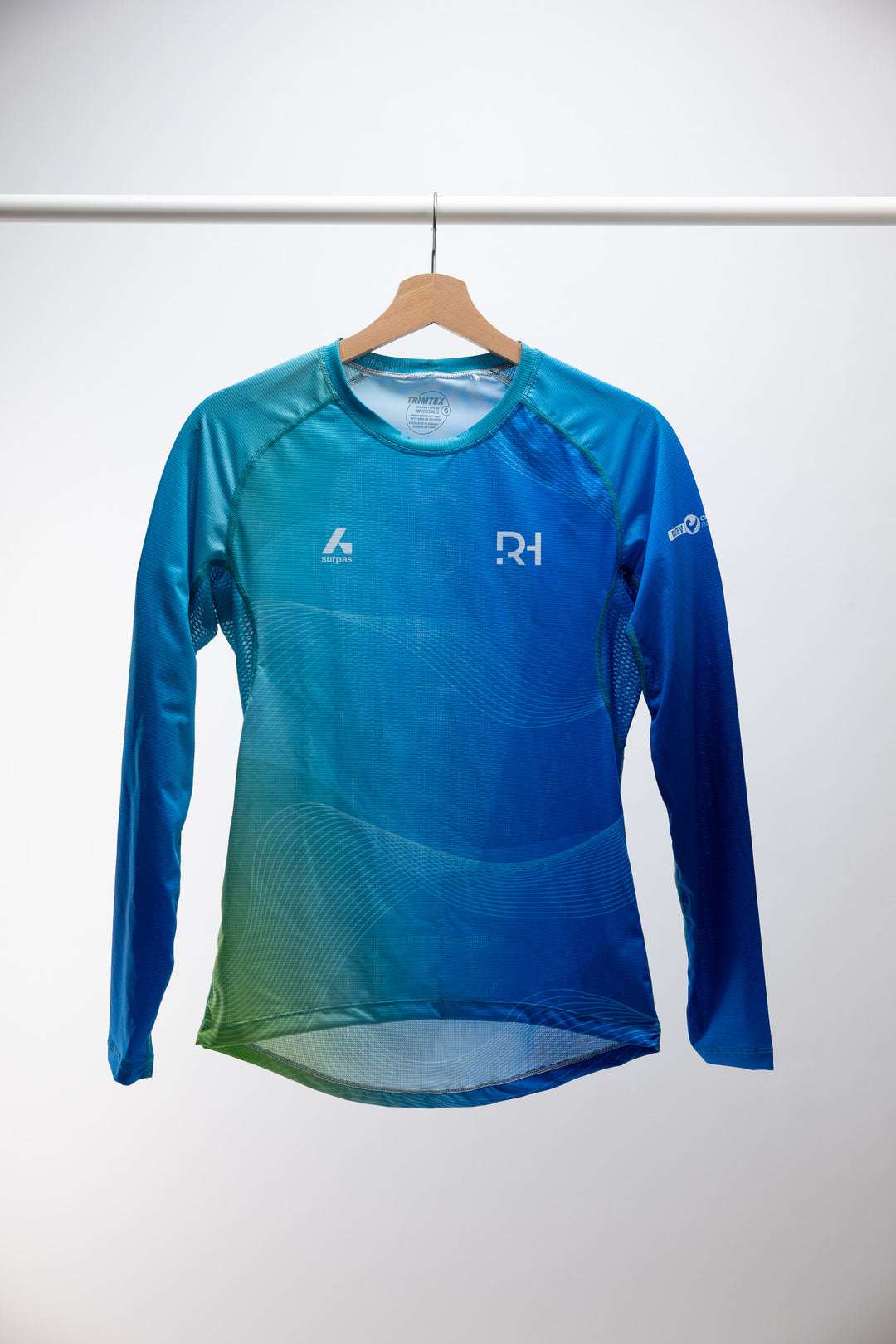 Surpas Fast Shirt "In Training for DATEV Challenge Roth 2025" Longsleeve – Beste Performance für Sportler und Triathleten