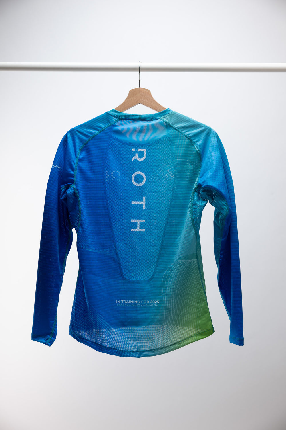 Surpas Fast Shirt "In Training for DATEV Challenge Roth 2025" Longsleeve – Beste Performance für Sportler und Triathleten