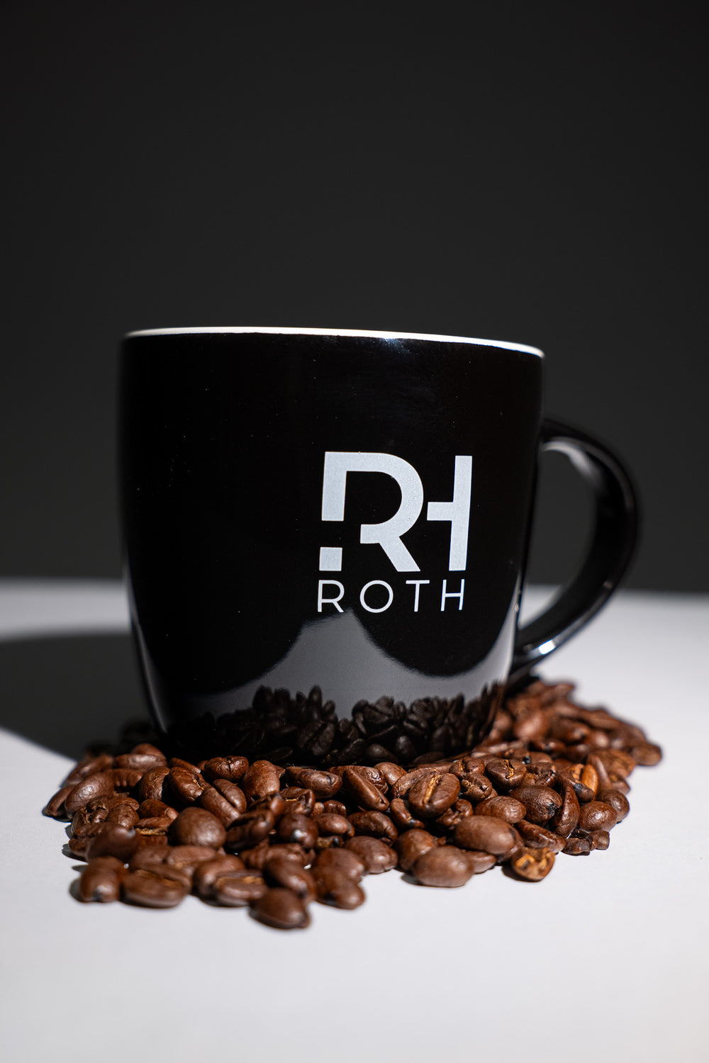 Schwarze Tasse mit weißem RH Tri Roth Logo Aufdruck