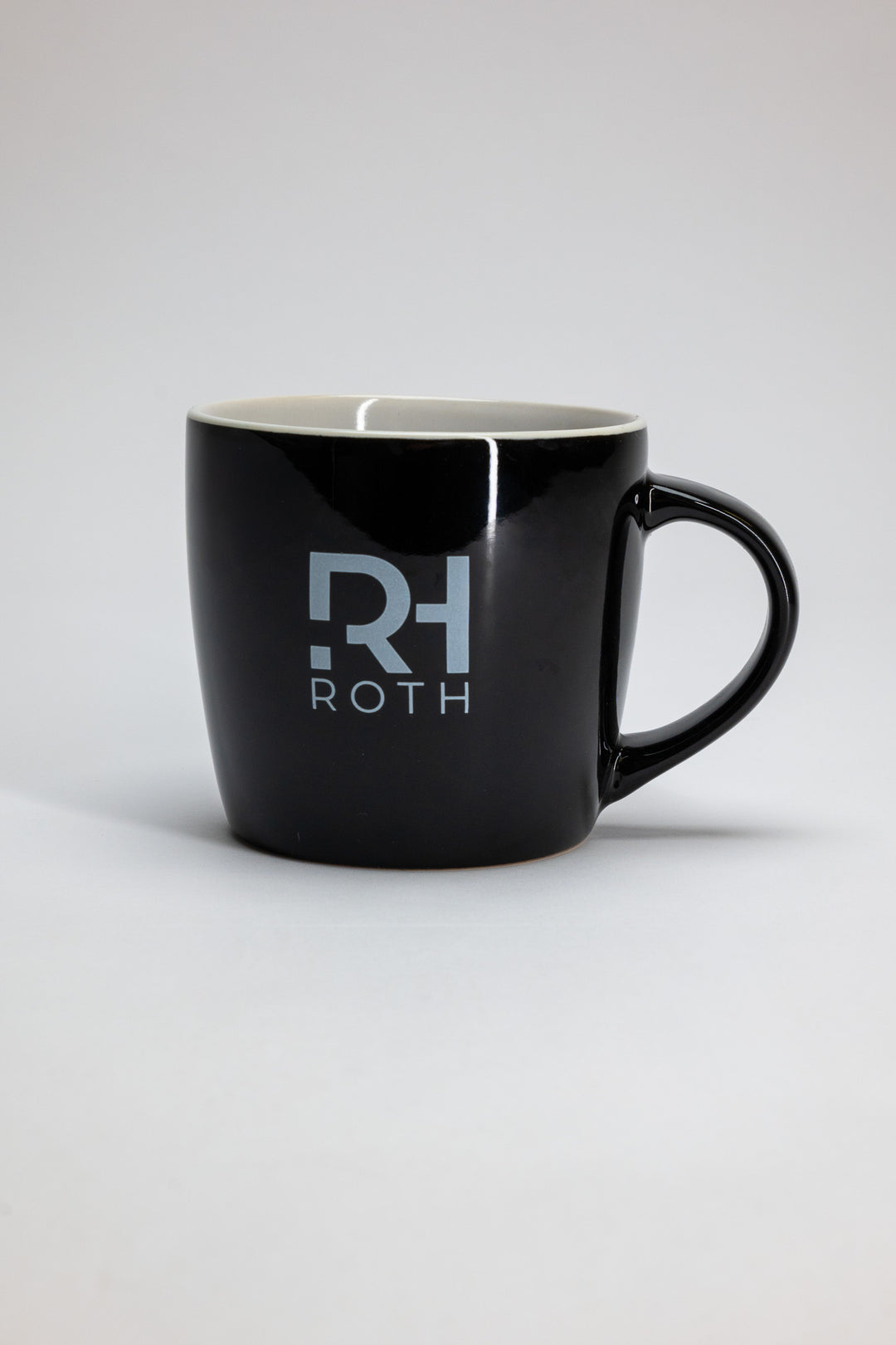 Schwarze Tasse mit weißem RH Tri Roth Logo Aufdruck