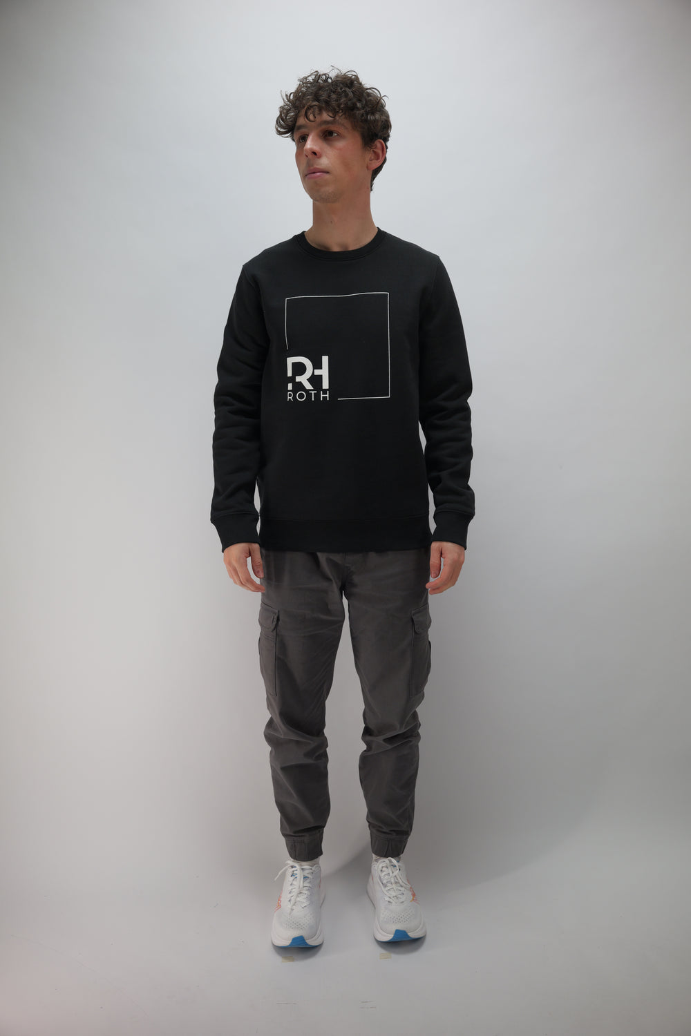 Unisex Casual Sweater RH/TRI Basic Line schwarz - Klassischer Look mit dem ROTH Aufdruck